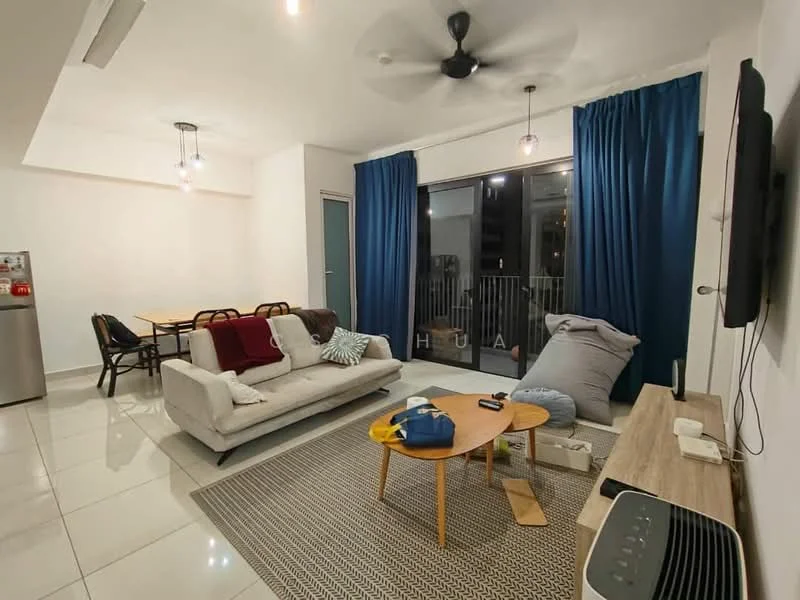 Living features: 3-seater fabric sofa in light grey, coffee table with wooden legs, area rug with geometric pattern, floor-to-ceiling windows, blue curtains, ceiling fan with light, wall-mounted TV, TV console in light wood, decorative cushions, throw blanket, decorative plants, dining table with 4 chairs visible in background; style: modern; view: city.
