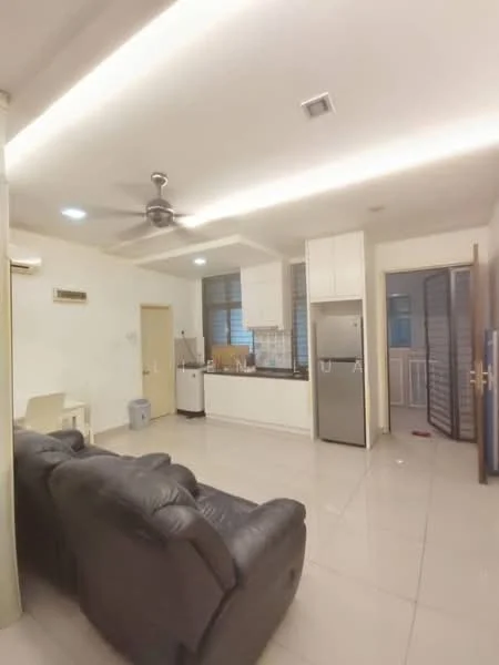 Living features: 3-seater leather sofa, ceiling fan, recessed LED downlights, wall-mounted air conditioning unit, tile flooring, white painted walls, open-plan layout, dining table with chairs, kitchen area with cabinetry, stainless-steel fridge, washing machine, window with blinds; style: modern.