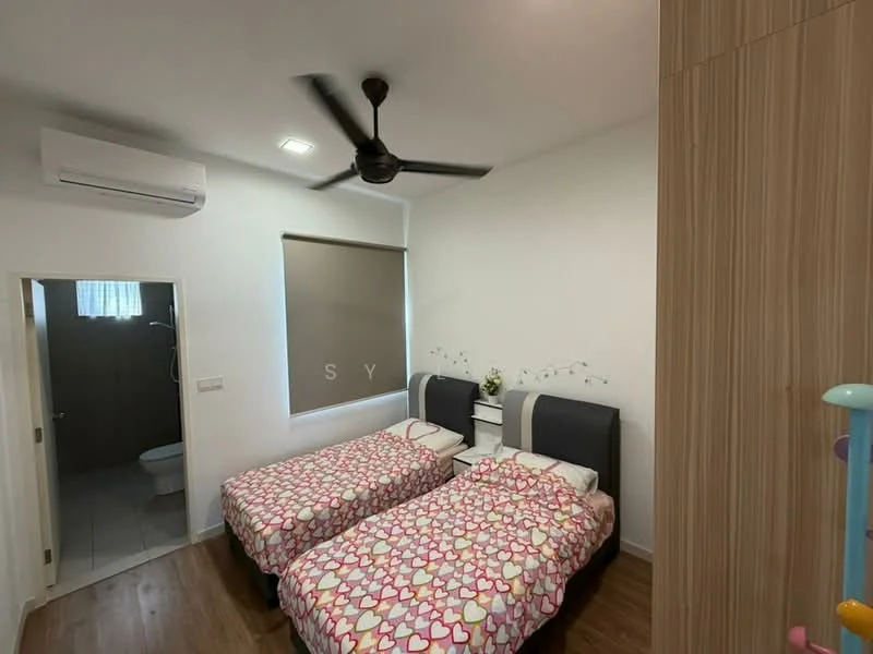 Bedroom features: two single beds with heart-patterned bedding, nightstand with lamp, 5-blade ceiling fan, wall-mounted air conditioning unit, wooden flooring, white painted walls, window with roller blinds, decorative wall art, built-in wardrobe; style: modern. Bathroom features: toilet, sink, shower area, tile flooring, tile wall cladding.