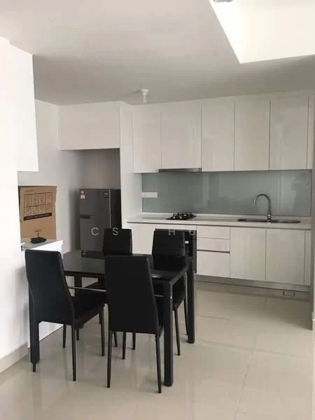 Kitchen features: white cabinetry, grey backsplash, stainless-steel sink, chrome pull-down faucet, built-in gas hob, stainless-steel range hood, ceramic tile flooring, dining table with four black chairs, refrigerator, wall-mounted cabinets, countertop with storage below, open layout; style: modern.