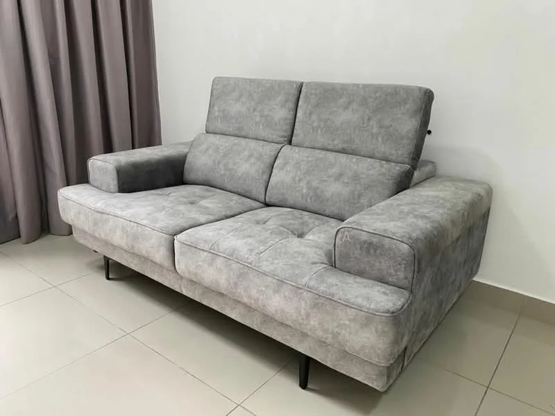 Living features: grey fabric sofa, 2-seater sofa, tufted upholstery, metal legs, neutral wall colour, light-coloured floor tiles, floor-to-ceiling curtains, sheer curtains; style: modern.