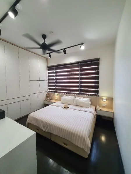 Bedroom features: king-size bed with beige bedding, upholstered headboard, 2 bedside tables with lamps, built-in wardrobe with sliding doors, black ceiling fan with light, dark wood flooring, window with horizontal blinds, decorative wall lights; style: modern.