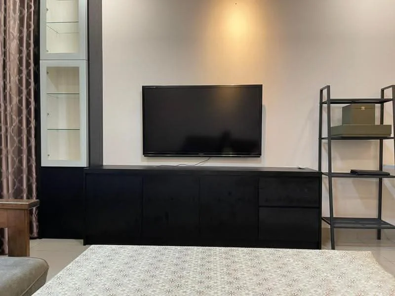 Living features: wall-mounted TV, black TV console, glass display cabinet, shelving unit, beige sofa, decorative throw pillows, curtains with geometric pattern, light-colored flooring, recessed lighting; style: modern.
