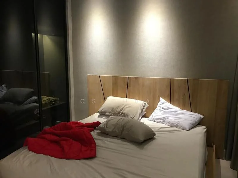Bedroom features: king-size bed, wooden headboard, two pillows, red blanket, grey accent wall, recessed lighting, floor-to-ceiling mirror, curtains, laminate flooring; style: modern.