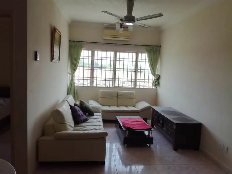 Living features: 3-seater leather sofa in white, coffee table, TV console, wall-mounted split AC, 5-blade ceiling fan, floor-to-ceiling windows, sheer curtains, tile flooring, light-colored walls; style: modern.