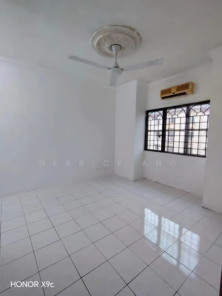 Pangsapuri Flora II, Bandar Pinggiran Subang, Shah Alam — view 2 of 5 in Pangsapuri Flora II — for Rent