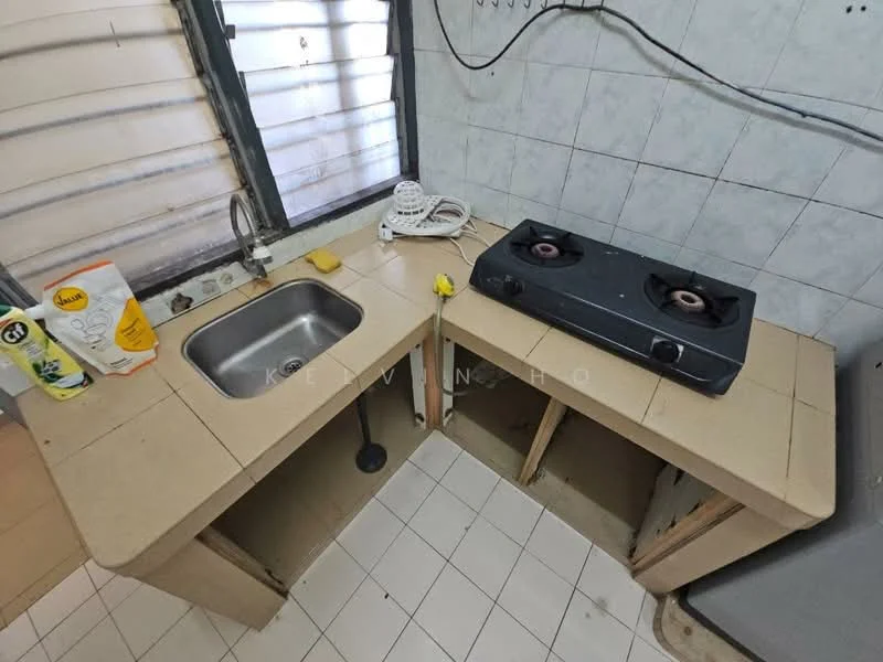 Kitchen features: single-bowl stainless-steel sink, two-burner gas hob, laminate countertop, white tiled walls, white tiled flooring, window with horizontal slats, exposed plumbing, cable management, no upper cabinetry, corner layout.