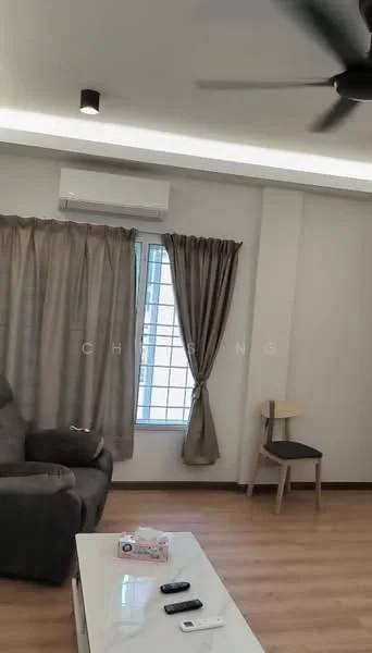 Living features: grey fabric sofa, white coffee table, wooden chair, 5-blade ceiling fan, wall-mounted split AC, curtains in beige, laminate flooring, white painted walls, recessed LED downlights, floor-to-ceiling window; style: modern.
