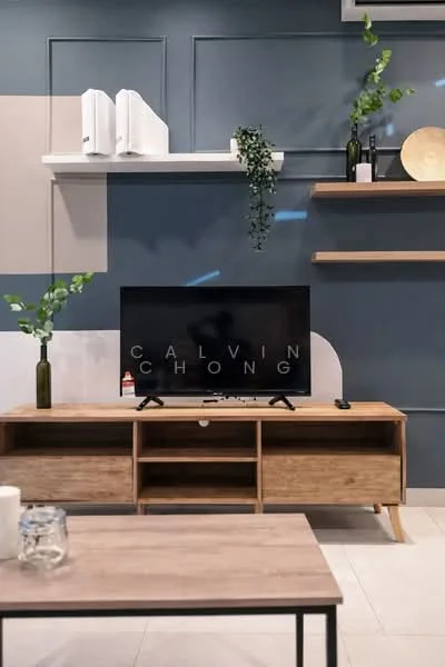 Living features: wooden TV console, flat-screen TV, decorative plants, shelves with decorative items, grey accent wall, light-colored flooring, glass vase, wooden coffee table; style: modern.