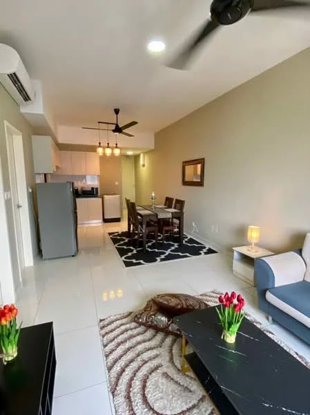 Living features: 3-seater fabric sofa in light blue, coffee table with black surface, area rug with geometric pattern, wall-mounted TV, pendant lighting, 5-blade ceiling fan, decorative mirror, side table with lamp, dining table for 4, kitchen with white cabinetry, stainless-steel fridge, open layout; style: modern.