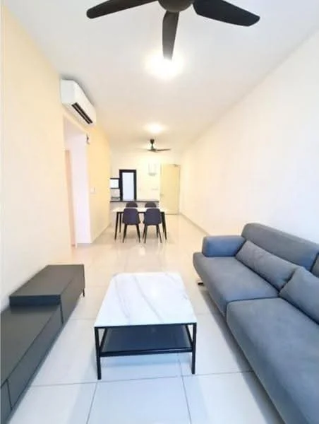Living features: 3-seater fabric sofa in grey, coffee table with marble top, TV console in black, floor-to-ceiling windows, wall-mounted split AC, 5-blade ceiling fan, polished tile flooring, light beige painted walls, recessed downlights; style: modern.