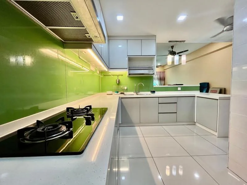 Kitchen features: green glass backsplash, white quartz countertop, grey flat-panel cabinets, stainless-steel range hood, 4-burner gas hob, single-bowl stainless-steel sink, chrome pull-down faucet, recessed LED downlights, ceiling fan, open shelving, tile flooring; style: modern.