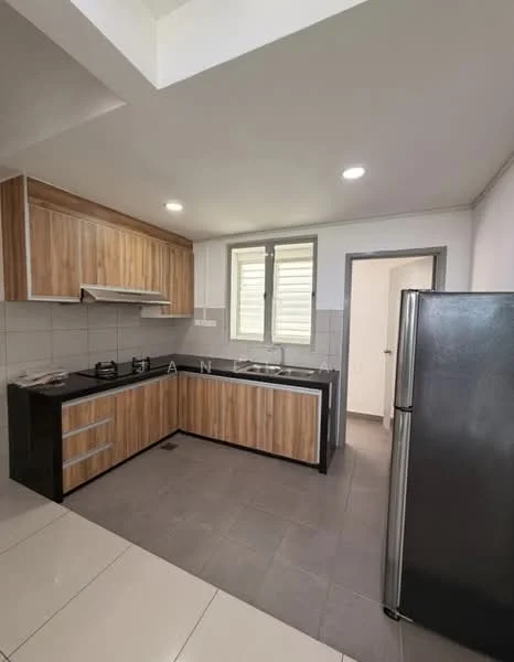 Kitchen features: laminate cabinetry in wood finish, black countertop, stainless-steel sink, 4-burner gas hob, built-in range hood, refrigerator in black, white tiled backsplash, grey tiled flooring, window with louvered shutters, recessed LED downlights; style: modern.