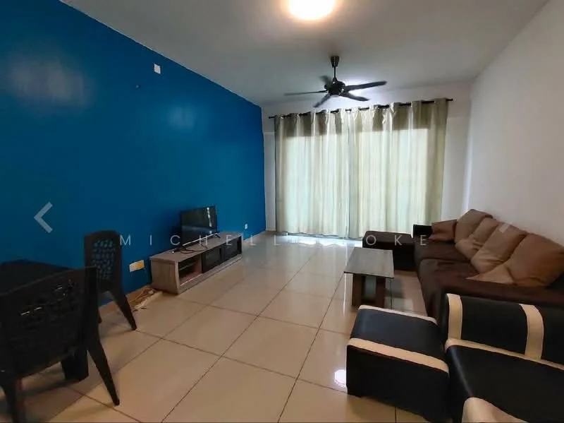 Living features: blue painted walls, glossy tile flooring, 5-blade ceiling fan, sofa in brown fabric, 2-seater sofa in black and white, coffee table in wood, TV console in wood, wall-mounted TV, floor-to-ceiling curtains in beige, large windows with natural light; style: modern.