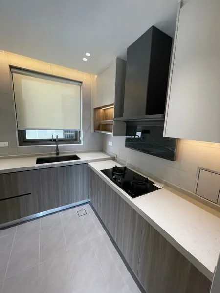 Kitchen features: single-bowl stainless-steel sink, chrome pull-down faucet, black cabinetry, light wood cabinetry, white quartz countertop, built-in gas hob, black glass backsplash, recessed LED downlights, grey tile flooring, window with roller blinds; style: modern.