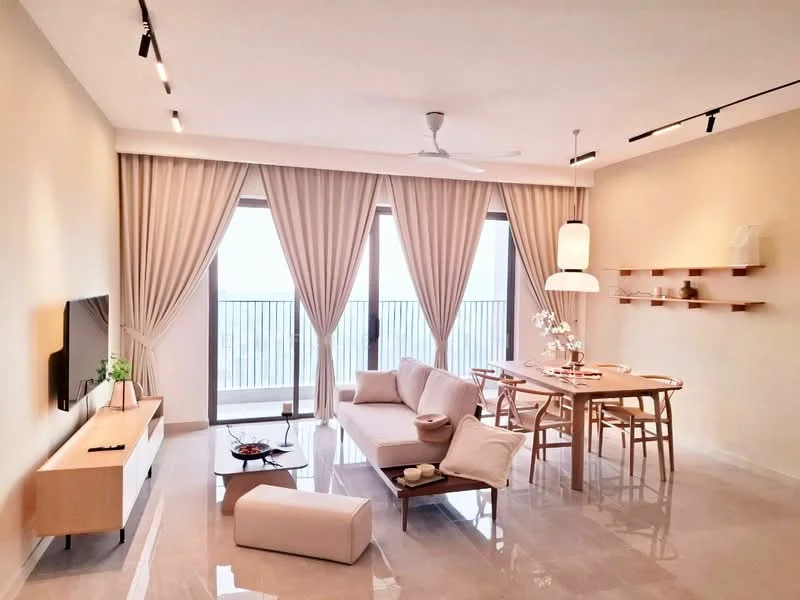 Living features: sofa in light beige fabric, coffee table with glass top, TV console in light wood, wall-mounted TV, 5-blade ceiling fan with light, recessed LED downlights, floor-to-ceiling windows, sheer curtains, dining table with wooden chairs, decorative wall shelf, marble flooring, decorative vase with flowers; style: modern; view: city.