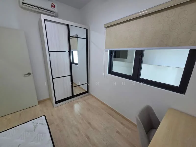 Bedroom features: light wood laminate flooring, white painted walls, built-in wardrobe with mirrored doors, window with roller blinds, 1 wall-mounted split AC, study desk, chair; style: modern.