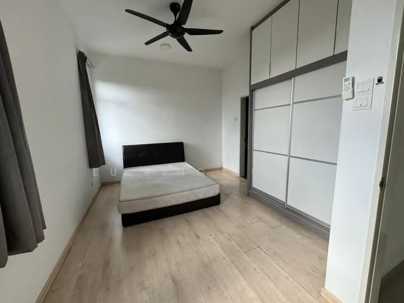 Bedroom features: queen-size bed, wooden flooring, white painted walls, ceiling fan, built-in wardrobe with sliding doors, curtains, natural light from window; style: modern.