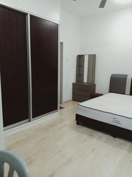 Bedroom features: queen-size bed, upholstered headboard, built-in wardrobe with sliding doors, wooden flooring, mirror dresser, chest of drawers, ceiling fan, white painted walls; style: modern.
