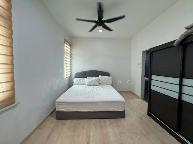 Bedroom features: queen-size bed, 5-blade ceiling fan, wooden flooring, white painted walls, window with wooden blinds, sliding wardrobe with mirror, neutral color scheme; style: modern.