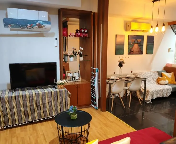 Living features: wooden flooring, wall-mounted TV, sofa with cushions, coffee table, decorative plants, shelves with decorative items, air conditioning unit, pendant lighting, dining table with chairs, artwork on walls; style: modern.