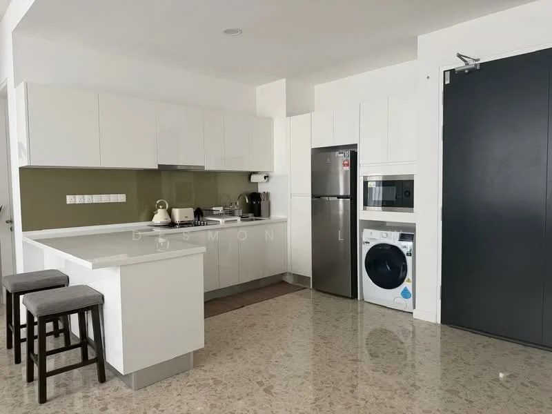 Kitchen features: white shaker cabinets, grey backsplash, marble countertop, stainless-steel fridge, built-in oven, 4-burner gas hob, stainless-steel range hood, single-bowl stainless-steel sink, chrome pull-down faucet, front-load washing machine, 2 bar stools, tile flooring; style: modern.