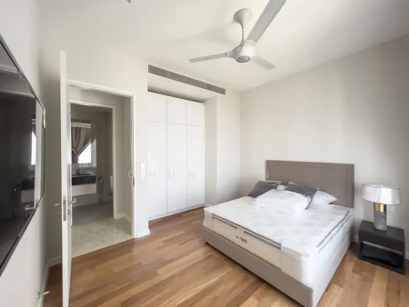 Bedroom features: king-size bed, upholstered headboard, 2 bedside lamps, built-in wardrobe with sliding doors, wooden flooring, ceiling fan, wall-mounted TV, large window with natural light; style: modern. Bathroom features: bathtub, vanity with sink, toilet, tile flooring, shower curtain, mirror, window for ventilation.