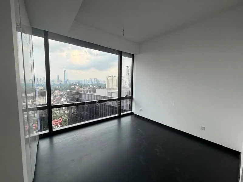 Room features: floor-to-ceiling windows, black flooring, white painted walls, city skyline view, minimalist design; style: modern; view: city.