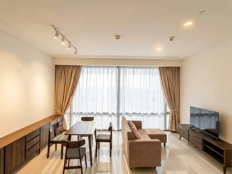 Living features: light-coloured walls, polished tile flooring, large floor-to-ceiling windows, sheer curtains, sofa in beige fabric, wooden coffee table, wooden sideboard, wall-mounted TV, TV console in dark wood, recessed ceiling lights, track lighting; style: modern.