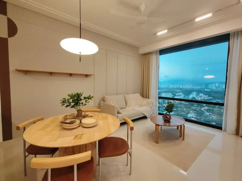 Living features: floor-to-ceiling windows, city view, 3-seater fabric sofa in light color, round wooden coffee table, 6-seater round dining table, upholstered dining chairs in brown, pendant light fixture, light-colored area rug, wall-mounted shelf, decorative plants; style: modern.