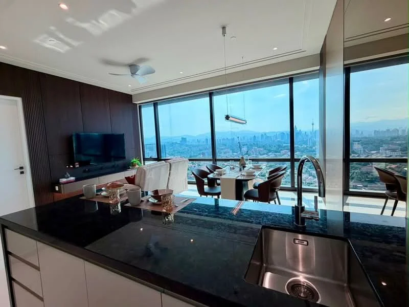 Kitchen features: black granite countertop, single-bowl stainless-steel sink, chrome pull-down faucet, white cabinetry, built-in oven, stainless-steel range hood, 4-burner gas hob, pendant light, 5-blade ceiling fan, floor-to-ceiling windows, city view, dining area with table and chairs, wall-mounted TV; style: modern; view: city.