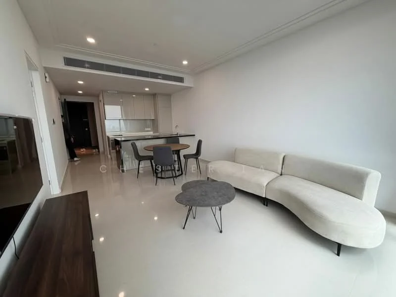 Living features: curved beige fabric sofa, round coffee table with grey top, 4-seater dining table, black dining chairs, white walls, recessed ceiling lights, polished concrete flooring, floor-to-ceiling windows, open-plan layout with kitchen, wall-mounted TV, TV console in dark wood; style: modern. Kitchen features: white cabinetry, stainless-steel appliances, kitchen island with seating, marble countertop, built-in oven, induction cooktop, extractor hood; style: modern.