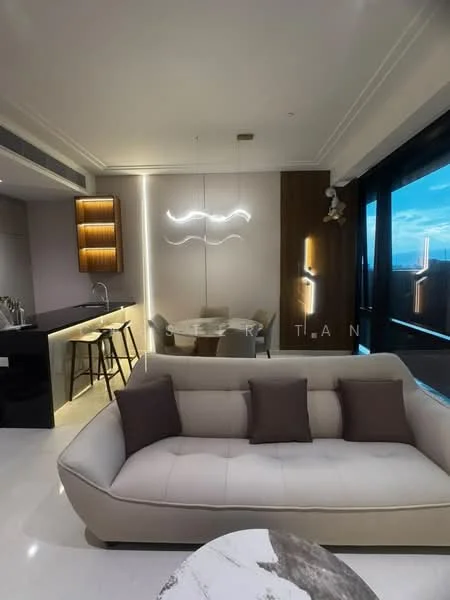 Living features: 3-seater fabric sofa in beige, decorative cushions in dark brown, marble coffee table, pendant light fixture, wall-mounted light fixtures, floor-to-ceiling windows, city view, open-plan layout with kitchen and dining area, light-colored walls, recessed ceiling lights, bar stools at kitchen counter, dining table for four; style: modern; view: city.