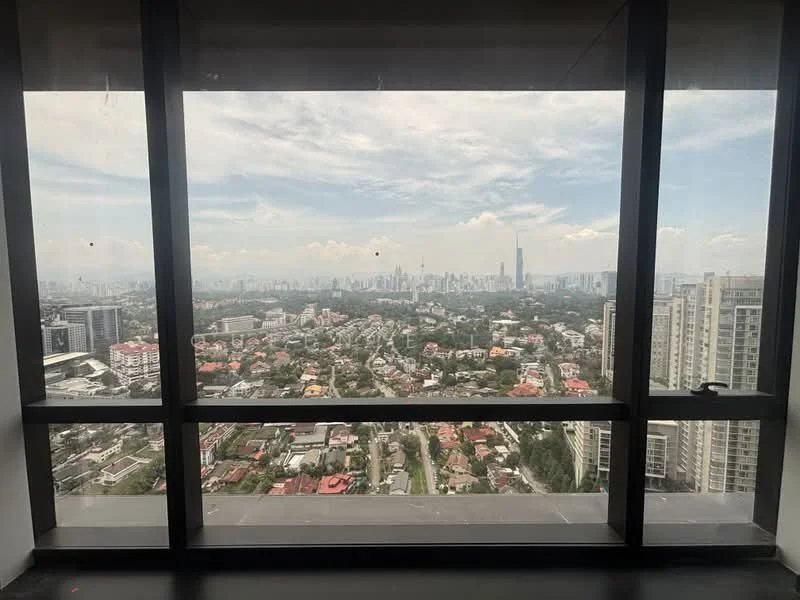 Room style: modern; view: city.