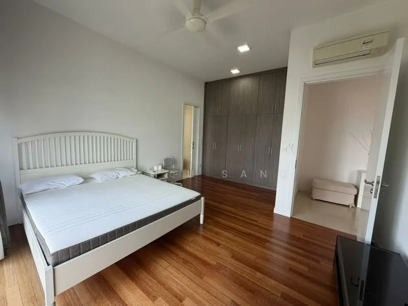 Bedroom features: queen-size bed, upholstered headboard, wooden flooring, built-in wardrobe with sliding doors, ceiling fan, wall-mounted air conditioning unit, side table, neutral wall color; style: modern.