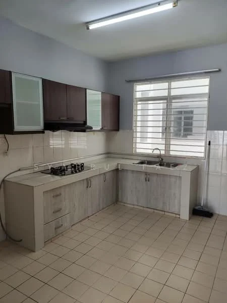 Kitchen features: L-shaped kitchen layout, brown wooden upper cabinets, light grey lower cabinets, white tiled backsplash, stainless-steel gas hob, single-bowl stainless-steel sink, chrome pull-down faucet, window above sink, fluorescent ceiling light, cream tiled flooring; style: modern.