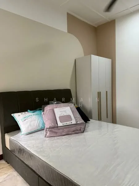 Bedroom features: king-size bed, upholstered headboard, bedding with decorative pillows, white mattress, light beige walls, accent wall in light brown, built-in wardrobe with two doors, ceiling fan; style: modern.