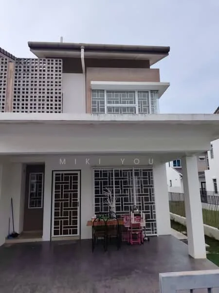 Exterior type: linked terrace house; features: white painted facade, glass windows, decorative lattice screen, flat roof, single-storey, concrete flooring, manicured lawn, outdoor dining area with table and chairs; style: modern.