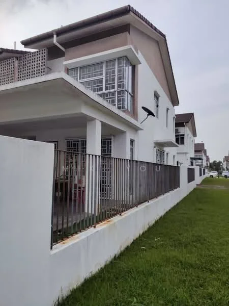 Exterior type: semi-detached house; features: white painted facade, flat roof, two-storey, manicured lawn, fenced perimeter, satellite dish, large windows, balcony on upper floor, driveway, surrounded by greenery; style: modern.