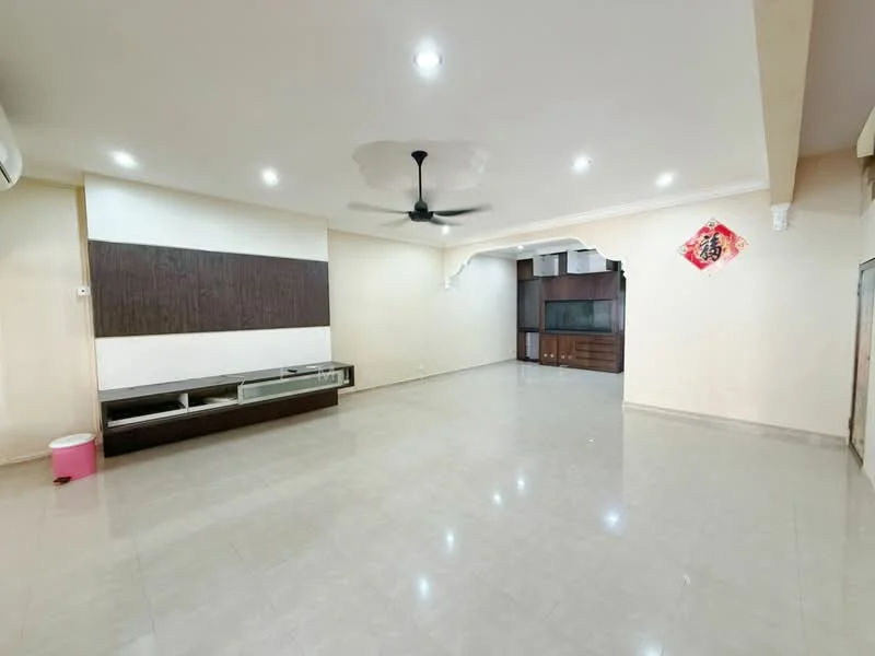 Living features: polished ceramic tile flooring, white painted walls, ceiling with recessed downlights, 5-blade ceiling fan, built-in TV console, wall-mounted TV area, decorative wall paneling, corner feature wall with decorative elements; style: modern.