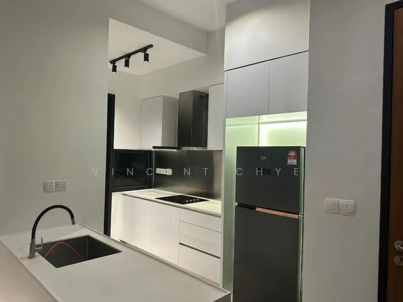 Kitchen features: white shaker cabinets, black countertop, single-bowl stainless-steel sink, chrome pull-down faucet, built-in oven, 4-burner gas hob, stainless-steel fridge, recessed downlights, black backsplash, open shelving, sliding door, wall-mounted cabinets; style: modern.