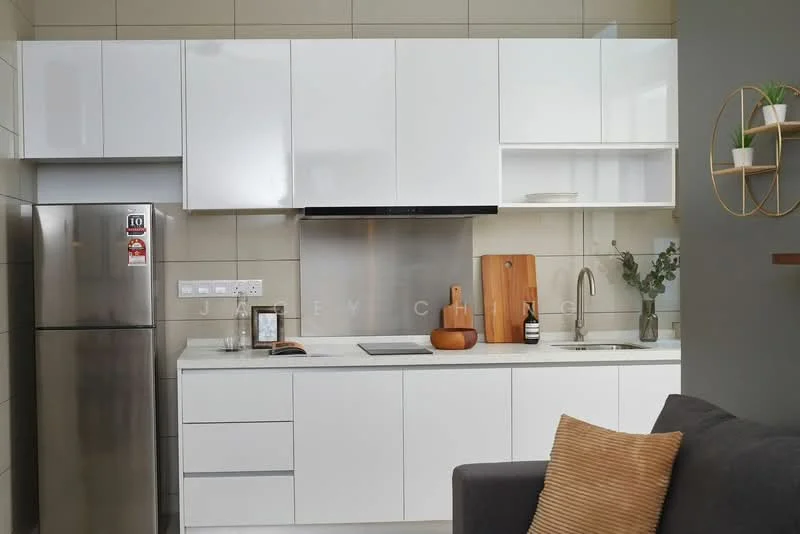 Kitchen features: white glossy cabinetry, stainless-steel fridge, built-in oven, ceramic cooktop, white quartz countertop, single-bowl stainless-steel sink, chrome pull-down faucet, wooden cutting board, decorative vase with greenery, open shelving, grey tiled backsplash, drawer storage, cabinet storage; style: modern.