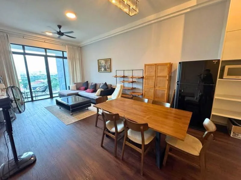 Living features: 3-seater fabric sofa in grey, 2-seater fabric sofa in beige, coffee table, dining table with 6 chairs, floor-to-ceiling windows, sliding glass door, wooden flooring, ceiling fan, wall-mounted TV, shelves, refrigerator, built-in microwave; style: modern; view: city.