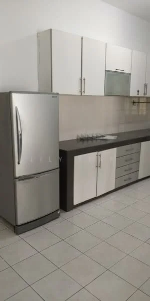 Kitchen features: stainless-steel fridge, 4-burner gas hob, built-in oven, white upper cabinets, dark lower cabinets, grey countertop, tile backsplash, ceramic tile flooring, single-bowl stainless-steel sink, chrome pull-down faucet; style: modern.