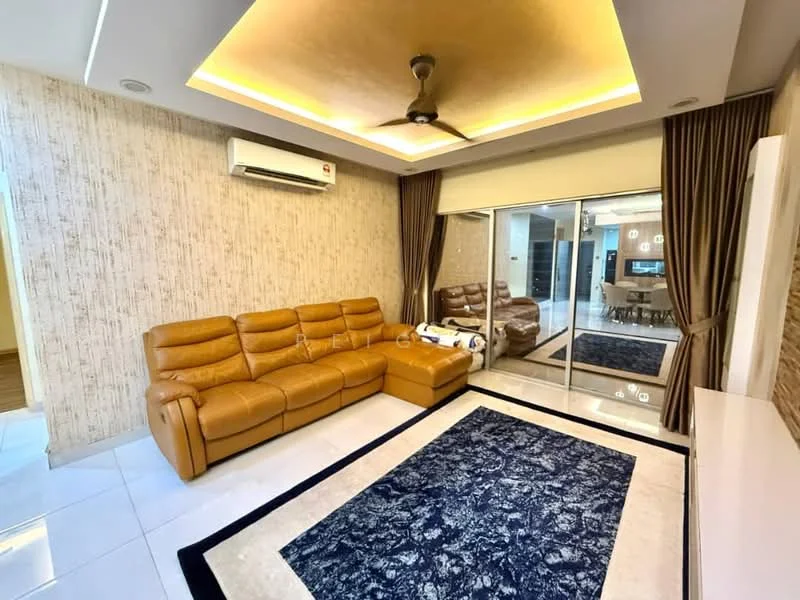 Living features: L-shape sectional sofa in brown leather, area rug with geometric pattern in blue and cream, white walls with textured wallpaper, recessed ceiling with LED lighting, 5-blade ceiling fan with light, floor-to-ceiling sliding glass doors, curtains in brown fabric, white TV console, decorative wall with stone cladding, marble tile flooring, wall-mounted air conditioning unit; style: modern.