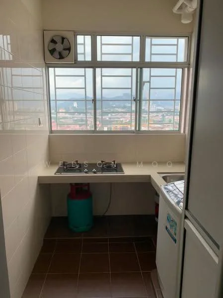 Kitchen features: white tiled walls, brown ceramic tile flooring, single-bowl stainless-steel sink, 4-burner gas hob, gas cylinder, window with city view, exhaust fan, built-in washing machine; style: modern; view: city.
