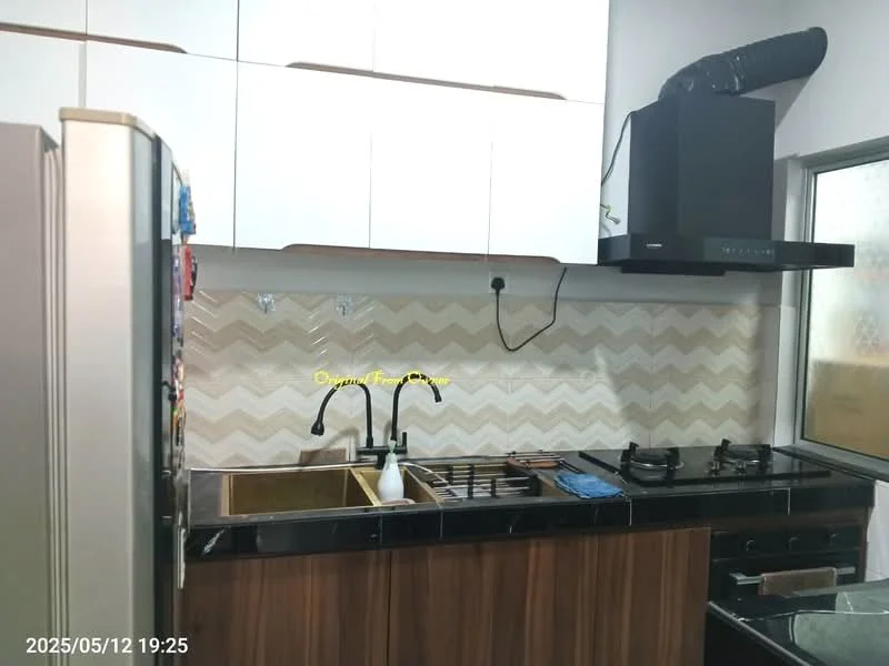 Kitchen features: double-bowl stainless-steel sink, chrome pull-down faucet, black granite countertop, white upper cabinets, wood lower cabinets, 4-burner gas hob, built-in range hood, chevron patterned backsplash, window with frosted glass, refrigerator; style: modern.