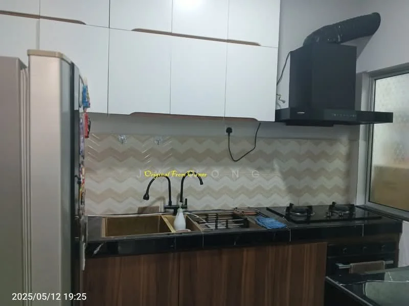Kitchen features: white upper cabinets, wood lower cabinets, black countertop, double-bowl stainless-steel sink, chrome pull-down faucet, 4-burner gas hob, built-in range hood, chevron patterned backsplash, refrigerator, window with frosted glass; style: modern.
