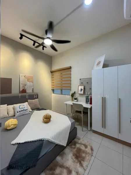 Bedroom features: queen-size bed with grey bedding, upholstered headboard, 2 decorative cushions, area rug with geometric pattern, wall-mounted ceiling fan, recessed downlights, wooden blinds on window, framed artwork on wall, white wardrobe with 2 doors, study desk with chair; style: modern.