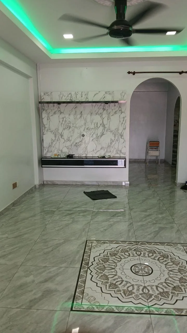 Living features: marble tile flooring, white painted walls, recessed lighting, 5-blade ceiling fan, wall-mounted TV console, decorative wall with marble finish, arched doorway, area rug with geometric pattern; style: modern.